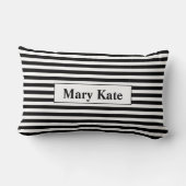 名前をカスタムするブラック/ホワイトのストライプ ランバークッション (裏面)