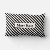 名前をカスタムするブラック/ホワイトのストライプ ランバークッション (裏面)