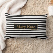 名前をカスタムするブラック/ホワイトのストライプ ランバークッション (ブランケット)