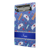 名前をカスタムするブルーグリッターナースハットハート ミニクリップボード (アングル2)