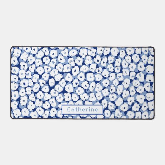 名前をカスタムするブルーホワイトフローラかわいいホームオフィス デスクマット (正面)
