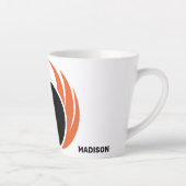 名前をカスタムするボウリング火炎付きボール カフェラテマグ (右)