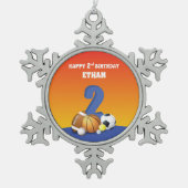 名前をカスタムするボーイ第2期バースデースポーツボール スノーフレークピューターオーナメント (正面)