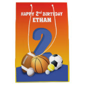 名前をカスタムするボーイ第2期バースデースポーツボール ミディアムペーパーバッグ (正面)