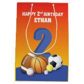 名前をカスタムするボーイ第2期バースデースポーツボール ミディアムペーパーバッグ (裏面)