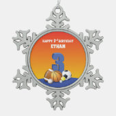 名前をカスタムするボーイ第3期バースポーズボール スノーフレークピューターオーナメント (正面)