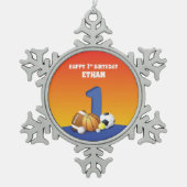 名前をカスタムするボーイ1歳バースデースポーツボール スノーフレークピューターオーナメント (正面)