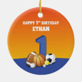 名前をカスタムするボーイ1歳バースデースポーツボール セラミックオーナメント (裏面)