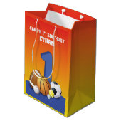 名前をカスタムするボーイ1歳バースデースポーツボール ミディアムペーパーバッグ (裏面アングル)