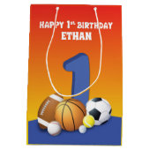 名前をカスタムするボーイ1歳バースデースポーツボール ミディアムペーパーバッグ (裏面)