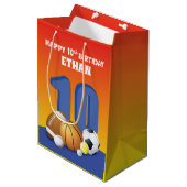 名前をカスタムするボーイ10誕生日スポーツボール ミディアムペーパーバッグ (正面アングル)