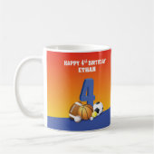 名前をカスタムするボーイ4thバースデースポーツボール コーヒーマグカップ (左)