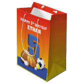 名前をカスタムするボーイ5番誕生日スポーツボール ミディアムペーパーバッグ (正面アングル)