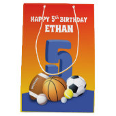 名前をカスタムするボーイ5番誕生日スポーツボール ミディアムペーパーバッグ (裏面)