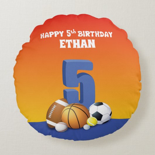 名前をカスタムするボーイ5番誕生日スポーツボール ラウンドクッション (正面)