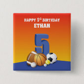 名前をカスタムするボーイ5番誕生日スポーツボール 缶バッジ (正面)