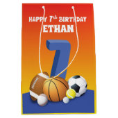 名前をカスタムするボーイ7番誕生日スポーツボール中G ミディアムペーパーバッグ (正面)
