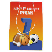 名前をカスタムするボーイ7番誕生日スポーツボール中G ミディアムペーパーバッグ (裏面)