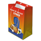 名前をカスタムするボーイ9番誕生日スポーツボール ミディアムペーパーバッグ (正面アングル)