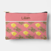 名前をカスタムするマウスとチーズピンクのパターン アクセサリーポーチ (正面)
