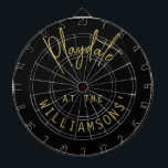 名前をカスタムするミニマリストブラック金ゴールドプレイダートスクリプト ダーツボード<br><div class="desc">パーソナライズされたたとえば、ファミリ名を付けたdartboardカスタマイズ可能なフレーズを持つシンプルデザインミニマルミニマル引用文ことわざプレイデートの家族の名前。トレンディーの手書き文字の書道とクリーンなサンセリフのフォントタイポグラフィの組み合わせによるプレミアムなニュートラルな黒と金ゴールドの外観。家族遊や友人の集まりでのダーツの試合はおもしろいだリラックスが、私たちが持つストレスの多い生活の中で自気に分の真の型枠である。ゲームの部屋に完璧な追加をホスティングしている場合は、遊び時間やホストのための思いやりのあるギフトとして素晴らし。70ドル以下カスタムのクリエイティブの有用な贈り物。</div>