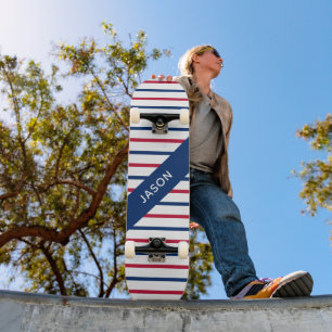 名前をカスタムするミニマリストレッドとブルーストライプのモダン スケートボード