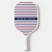 名前をカスタムするミニマリストレッドとブルーストライプのモダン ピックルボールラケット (正面)