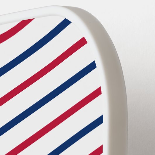 名前をカスタムするミニマリストレッドとブルーストライプのモダン ピックルボールラケット (左詳細)