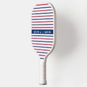 名前をカスタムするミニマリストレッドとブルーストライプのモダン ピックルボールラケット (左)