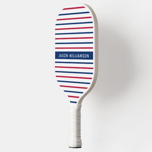 名前をカスタムするミニマリストレッドとブルーストライプのモダン ピックルボールラケット (左)