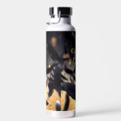 名前をカスタムするモダンズ結婚ブラックゴールデンフェザー ウォーターボトル (右面)