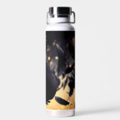 名前をカスタムするモダンズ結婚ブラックゴールデンフェザー ウォーターボトル (背面)