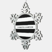 名前をカスタムするモノグラム白黒ストライプ文字 スノーフレークピューターオーナメント (右)