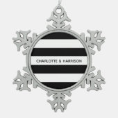 名前をカスタムするモノグラム白黒ストライプ文字 スノーフレークピューターオーナメント (正面)