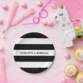 名前をカスタムするモノグラム黒と白のストライプ ペーパープレート (パーティー)