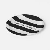 名前をカスタムするモノグラム黒と白のストライプ ペーパープレート (アングル)
