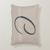 名前をカスタムするモノグラムCイニシャルニュートラルタウプタン アクセントクッション (正面(垂直))