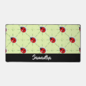 名前をカスタムするラディバグパターン デスクマット (正面)