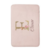 名前をカスタムするレターEゴールドフォイル赤面ピンクローズ バスマット (正面縦)
