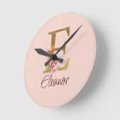 名前をカスタムするレターEゴールドフォイル赤面ピンクローズ ラウンド壁時計 (傾斜)