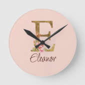 名前をカスタムするレターEゴールドフォイル赤面ピンクローズ ラウンド壁時計 (正面)