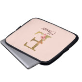 名前をカスタムするレターEゴールドフォイル赤面ピンクローズ ラップトップスリーブ (正面下部)