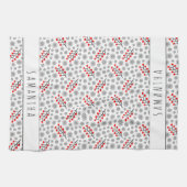 名前をカスタムするレッドグレースカンジナビア花パターン キッチンタオル (横)