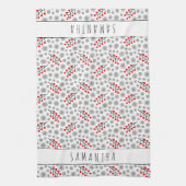 名前をカスタムするレッドグレースカンジナビア花パターン キッチンタオル (縦)