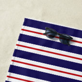 名前をカスタムするレッドブルーアンドホワイトカバナストライプ ビーチタオル (インサイチュ)