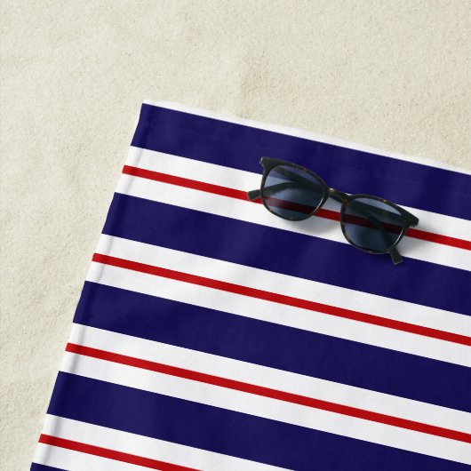 名前をカスタムするレッドブルーアンドホワイトカバナストライプ ビーチタオル (インサイチュ)