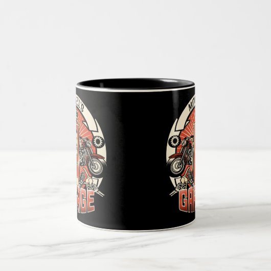 名前をカスタムするレトロガスポンプ自動二輪車バイクもしくは自転車に乗る人車庫 ツートーンマグカップ (中央)
