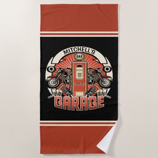 名前をカスタムするレトロガスポンプ自動二輪車バイクもしくは自転車に乗る人車庫 ビーチタオル (正面)