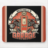 名前をカスタムするレトロガスポンプ自動二輪車バイクもしくは自転車に乗る人車庫 マウスパッド (正面)
