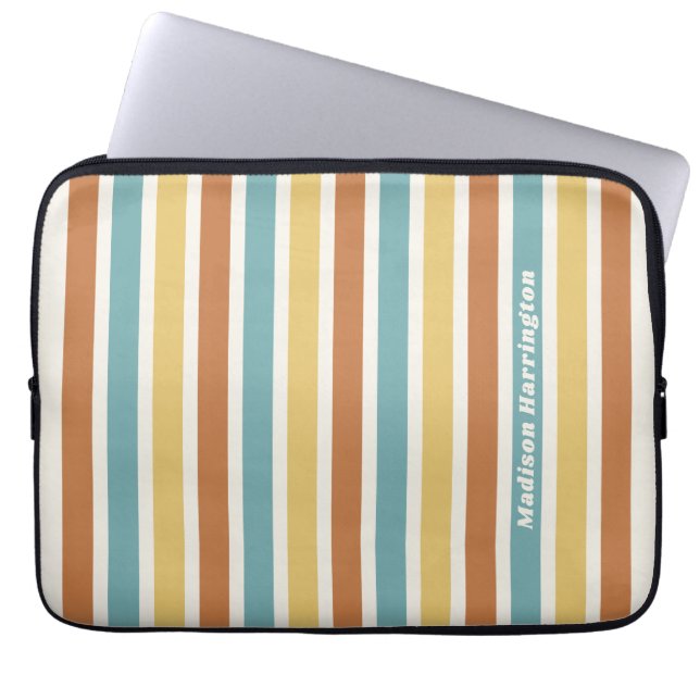 名前をカスタムするレトロストライプパターン ラップトップスリーブ (正面)